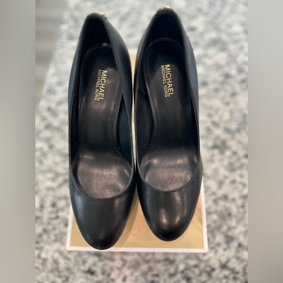 NWT Michael Kors Leather Black Pumps Size 6 - Picture 3 of 5